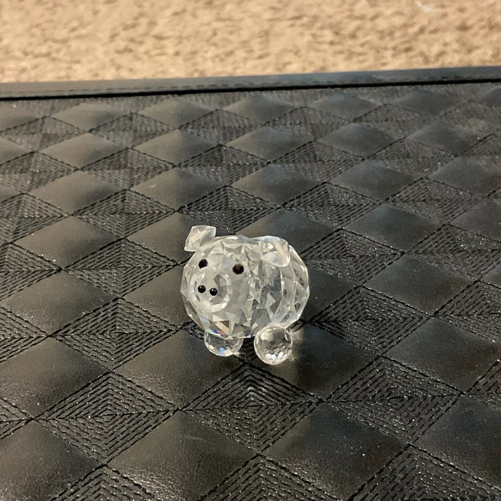 Small crystal pig